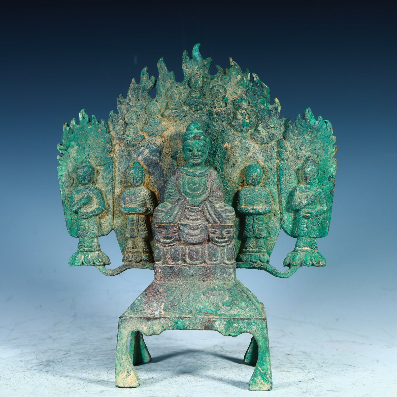 A bronze statue of Shakyamuni from the Northern Wei period: A bronze statue of Shakyamuni from the Northern Wei period SIZE: H:24cm L: 21cm W:8.5cm W:1.8kg SIZE: H:24cm L: 21cm W:8.5cm W:1.8kg (The Dimensions Of All Batches Are Manually Measured.If You Need