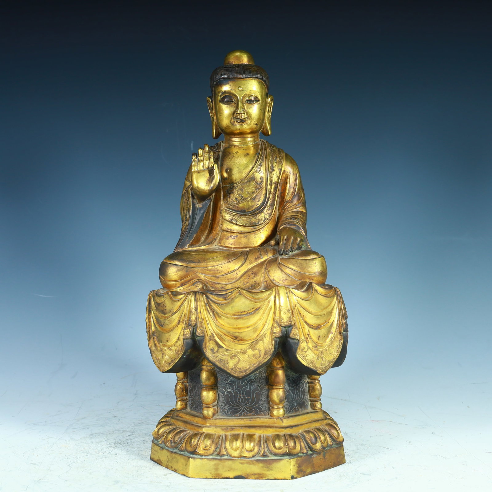 A finely crafted gilded bronze Shakyamuni Buddha: Exquisite gilt bronze Shakyamuni Buddha SIZE: H:34cm W:15.5cm W:5.8kg SIZE: H:34cm W:15.5cm W:5.8kg (The Dimensions Of All Batches Are Manually Measured.If You Need More Detailed Information, Please