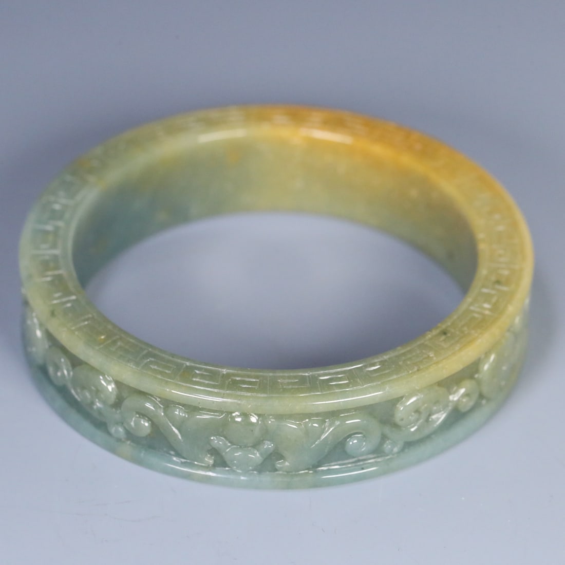 A beautiful old jadeite bat and dragon pattern bracelet: Exquisite vintage jadeite bat dragon pattern bracelet Size: lnside diameter: 5.9cm W: 1.5 cm W: 0.082 kg Size: lnside diameter: 5.9cm W: 1.5 cm W: 0.082 kg (The Dimensions Of All Batches Are Manually 