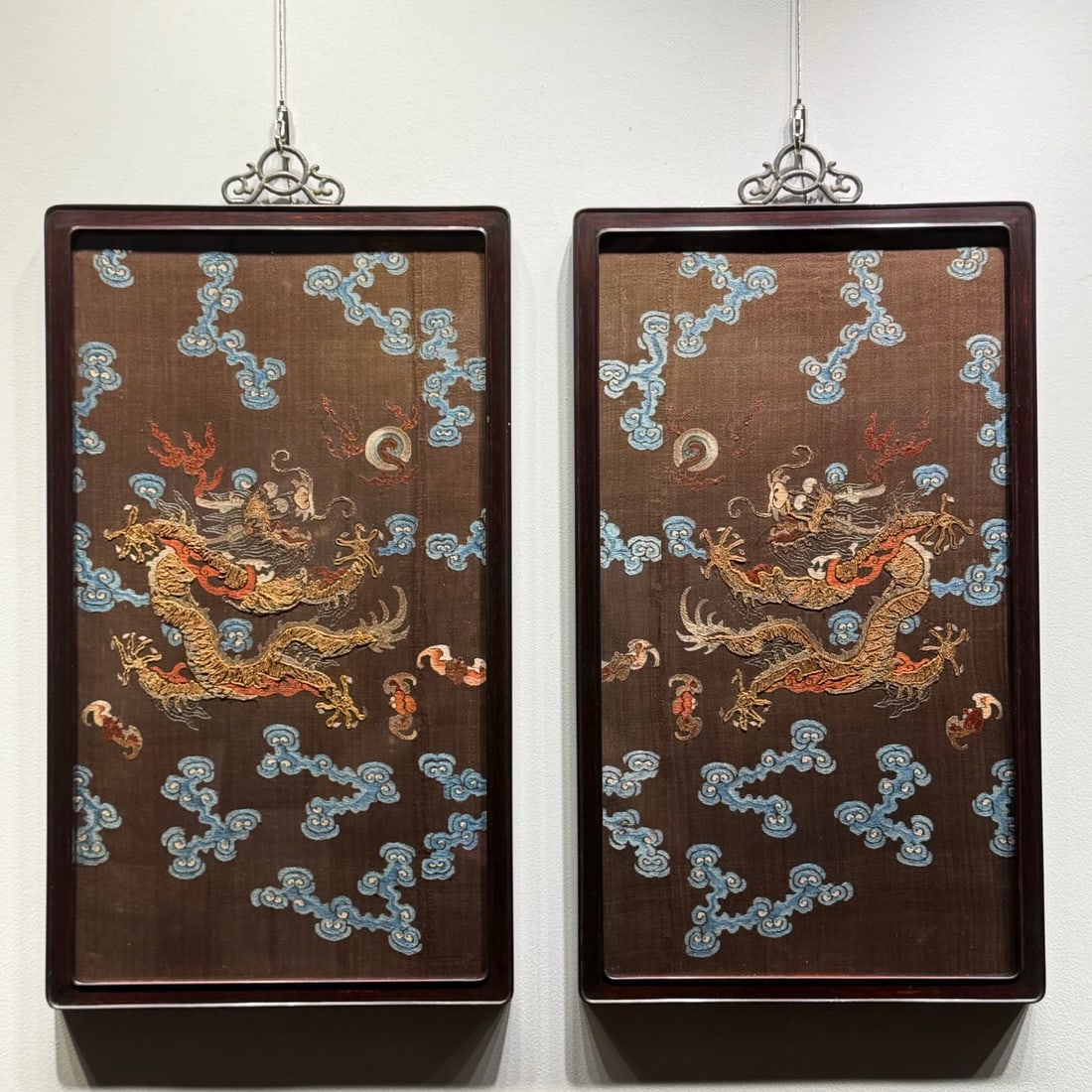 A pair of Qing dynasty screens with gold-embroidered robe fabric and dragon patterns (1 of 5)