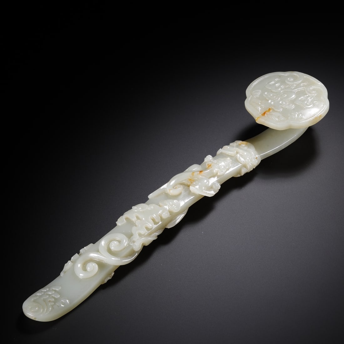 A beautiful Hetian jade dragon-patterned ruyi (1 of 9)