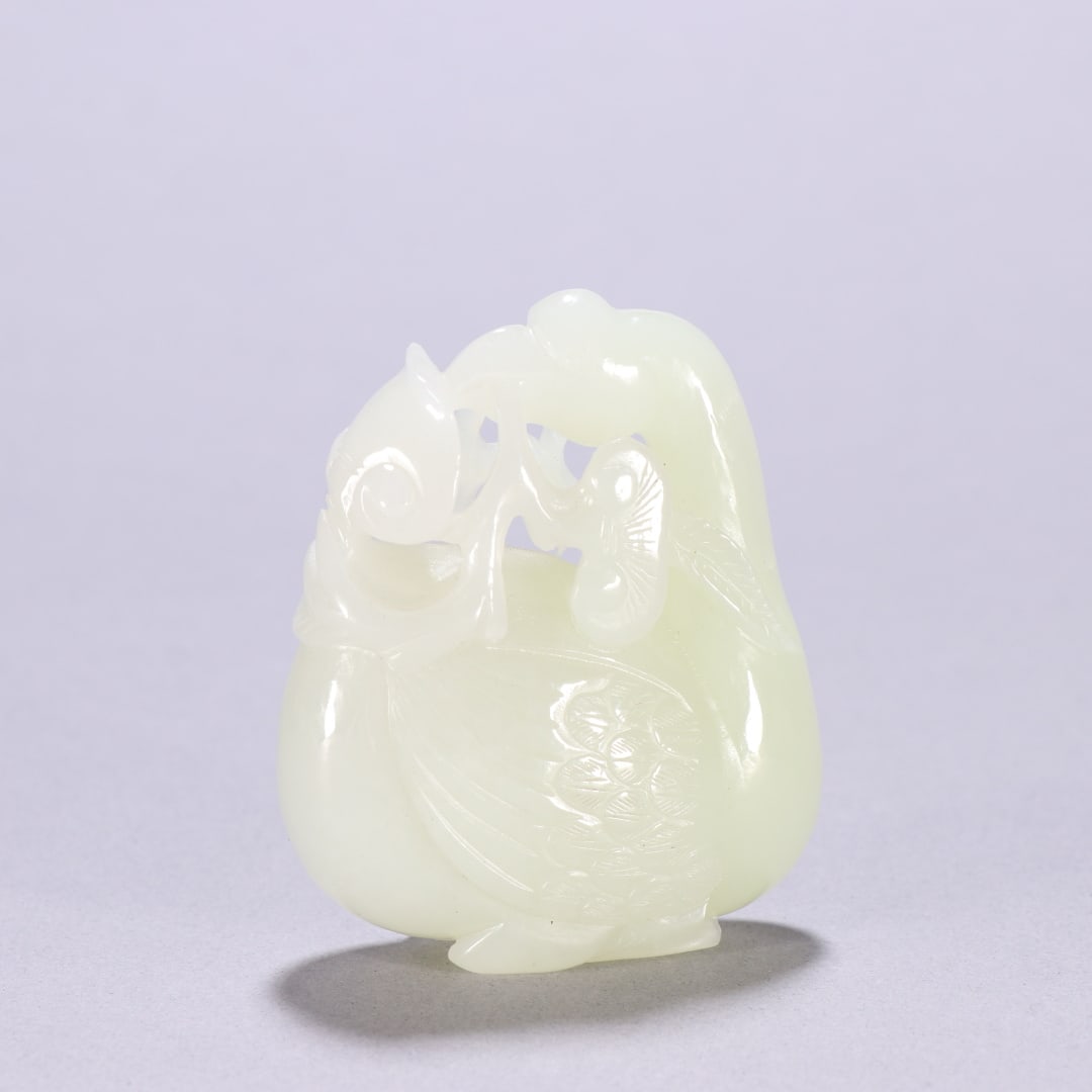 A Qing Dynasty Hetian jade goose holding a lingzhi mushroom carving: A Qing Dynasty Hetian jade goose carving holding a lingzhi mushroom Size: H: 6.9cm W: 5.7cm W: 0.1347 kg Size: H: 6.9cm W: 5.7cm W: 0.1347 kg (The Dimensions Of All Batches Are Manually Measured.If