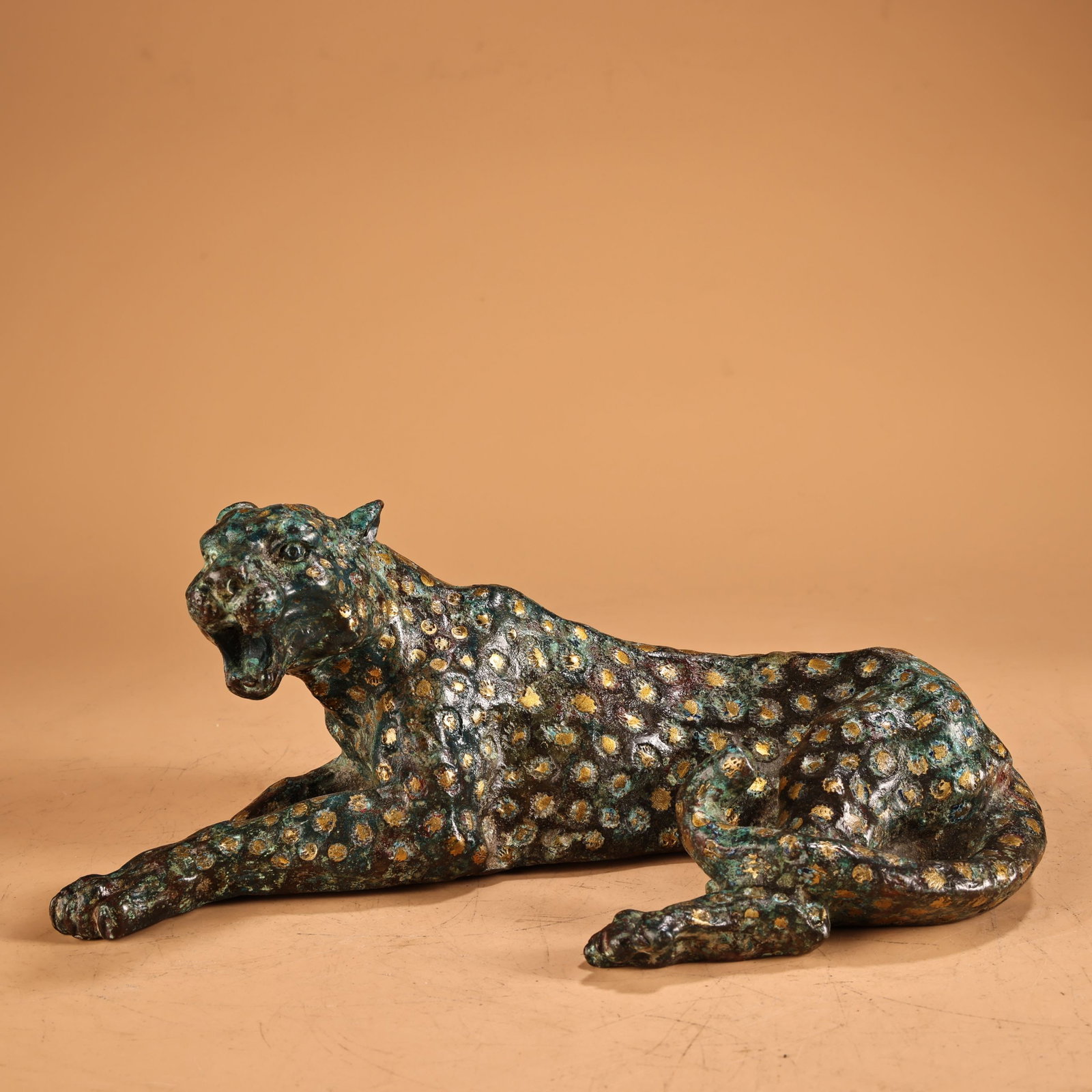 A finely crafted bronze piece with gold-inlaid leopard: Exquisite bronze inlaid leopard motif Size: H:9cm W: 20 cm W: 1.5 kg Size: H:9cm W: 20 cm W: 1.5 kg (The Dimensions Of All Batches Are Manually Measured.If You Need More Detailed Information, Please