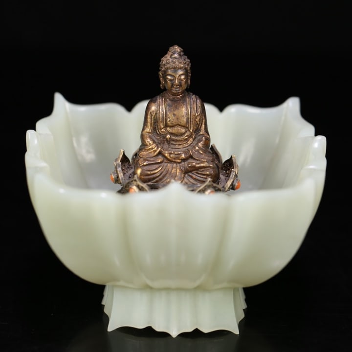 A Qing Dynasty Hetian jade with silver filigree Shakyamuni Buddha: A Qing dynasty Hetian jade adorned with silver filigree Shakyamuni Buddha Size:9.5x10.5x10.5 cm W: 0.456 kg Size:9.5x10.5x10.5 cm W: 0.456 kg (The Dimensions Of All Batches Are Manually Measured.If