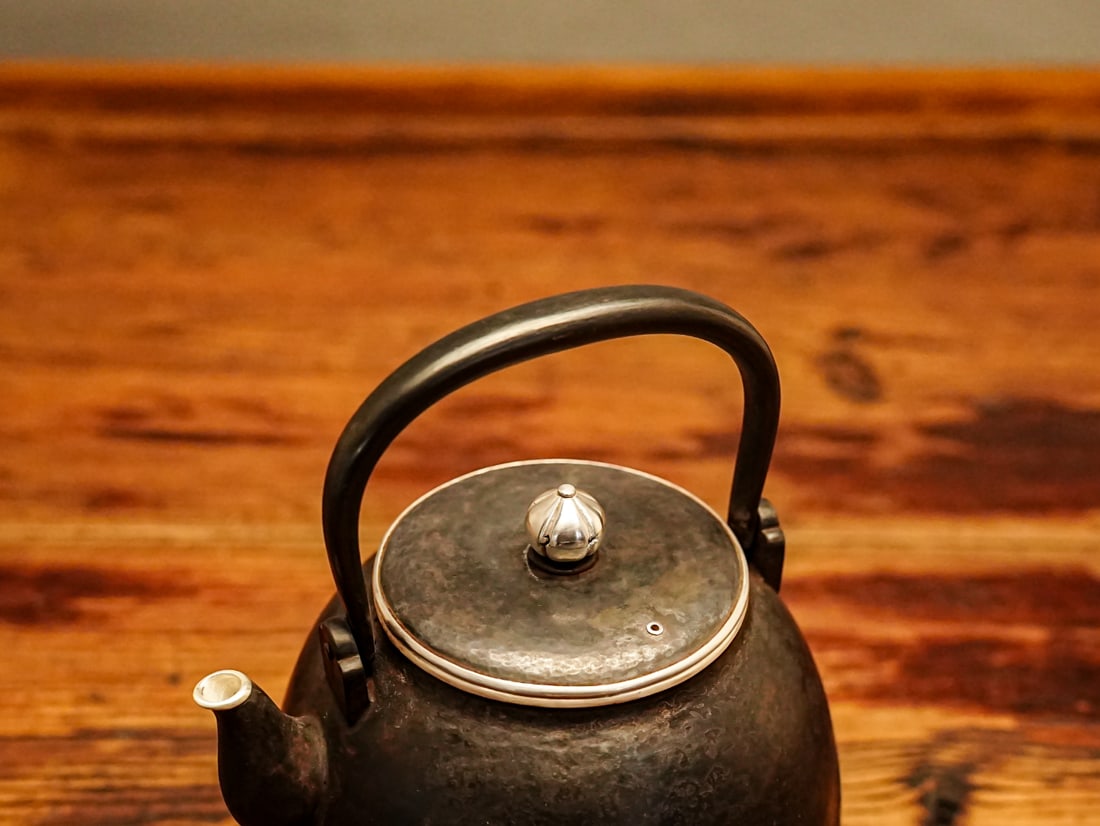 A fine silver pot - 7