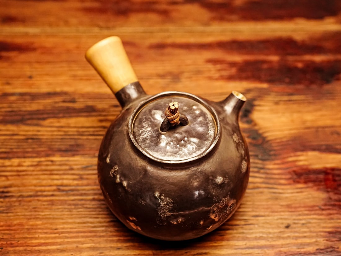 A fine silver pot - 2