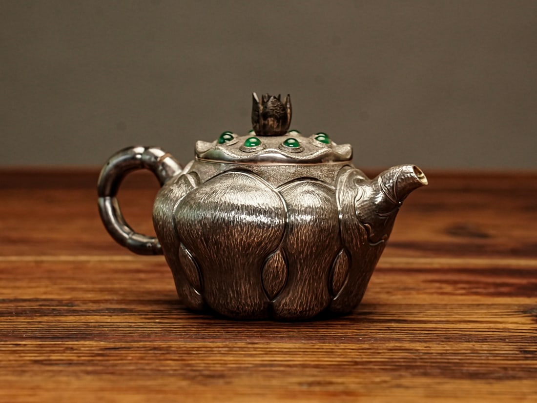 A fine silver pot - 2