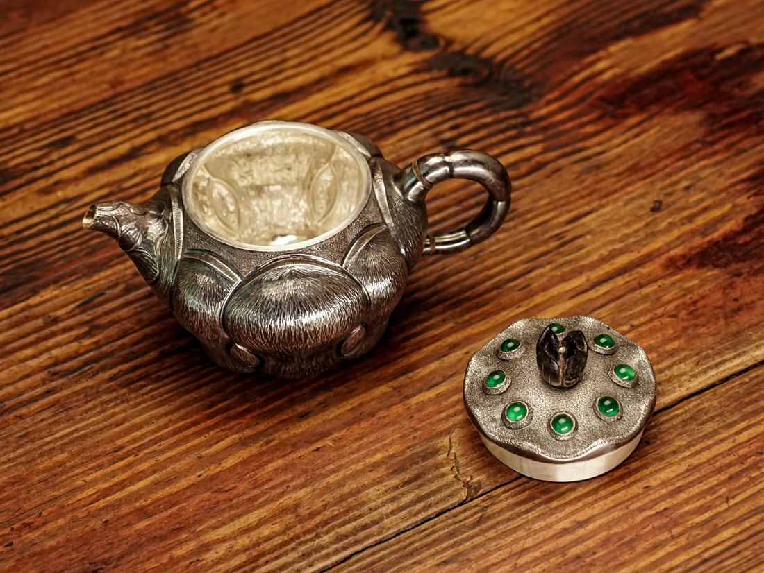 A fine silver pot - 7
