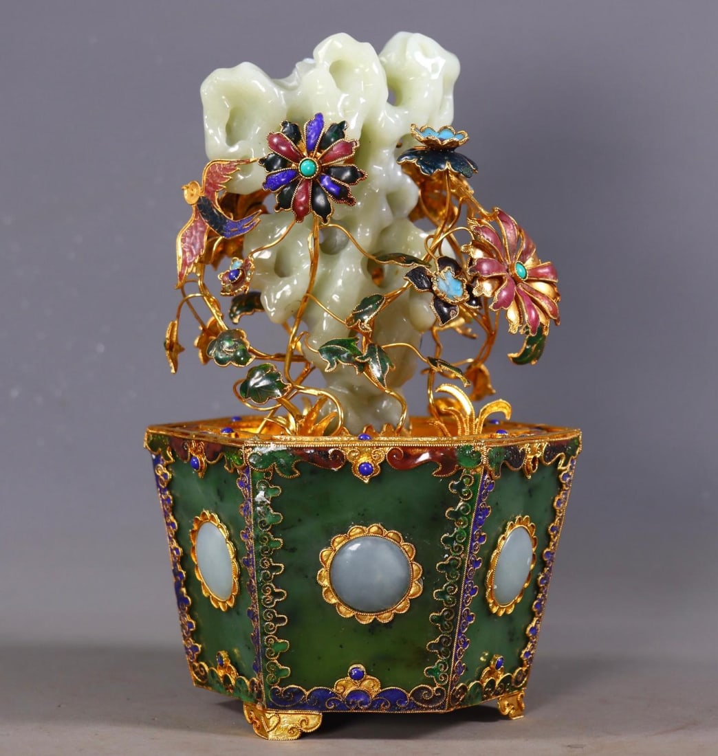 A beautiful handmade Hetian jade-filled gold-inlaid Taihu Lake stone bonsai: Exquisitely handcrafted Hetian jade encased with gold inlay Taihu stone bonsai Size: H:21cm D:13cm W:1.456kg (The Dimensions Of All Batches Are Manually Measured.If You Need More Detailed Information,