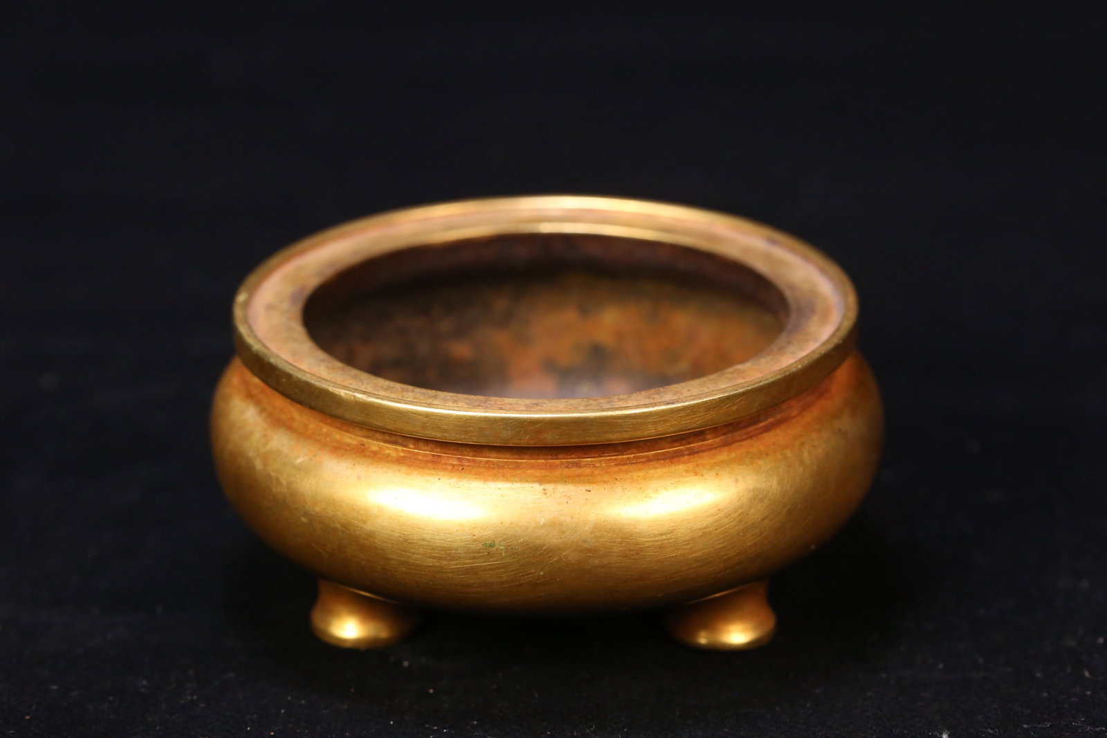 An Exquisite Gilt Bronze Tripod Censer: An Exquisite Gilt Bronze Tripod Censer Qing Dynasty, China Size:9cmx4.2cm Weight:547g (The Dimensions Of All Batches Are Manually Measured.If You Need More Detailed Information, Please Contact Our