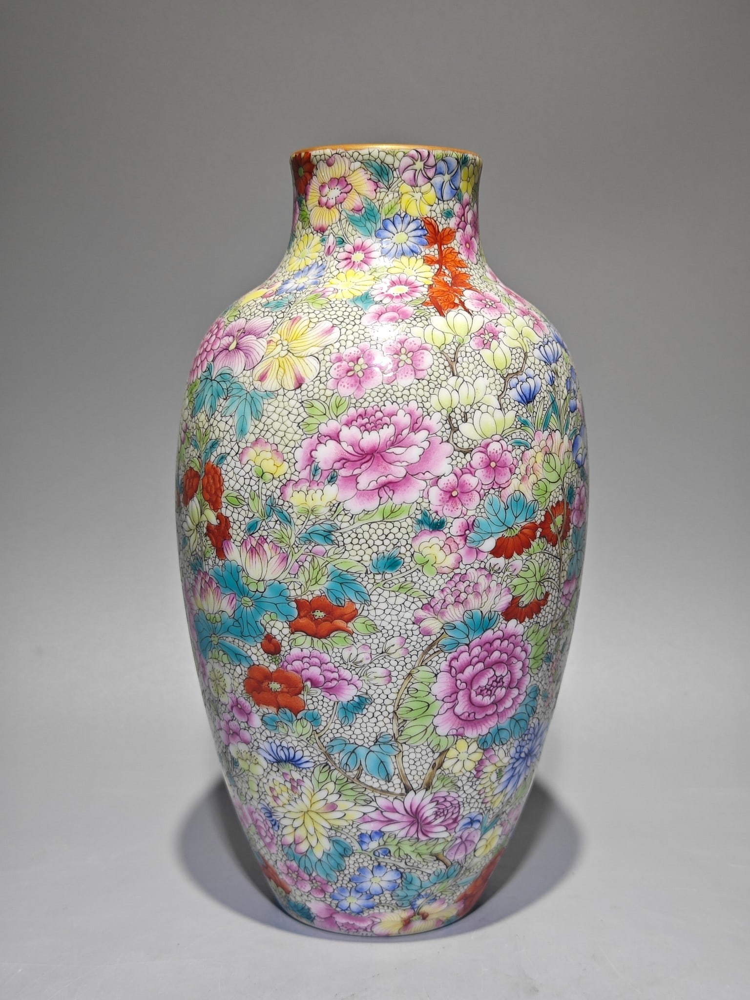 An Exquisite Enamel Flower Pattern Vase - 3
