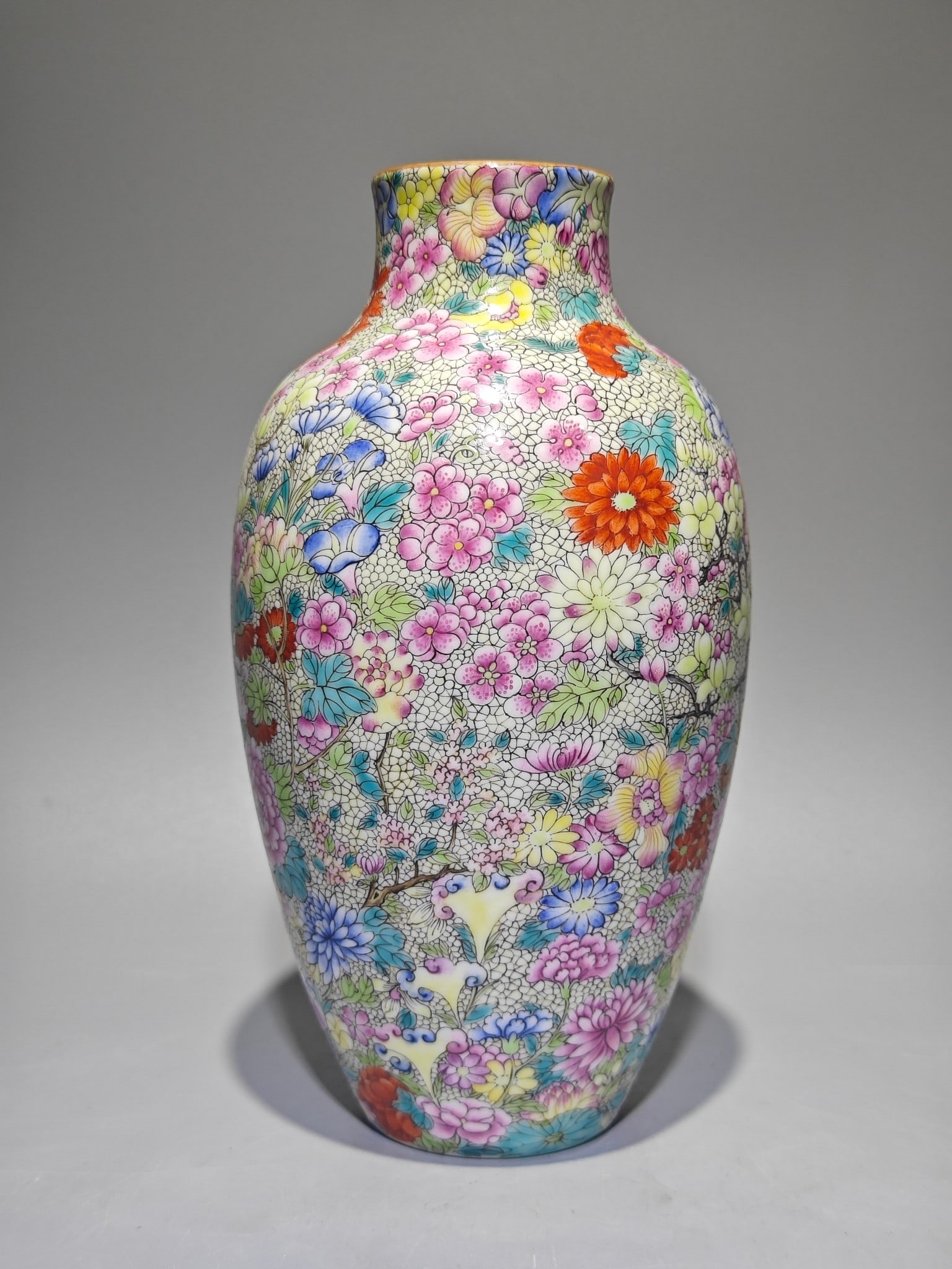 An Exquisite Enamel Flower Pattern Vase - 4