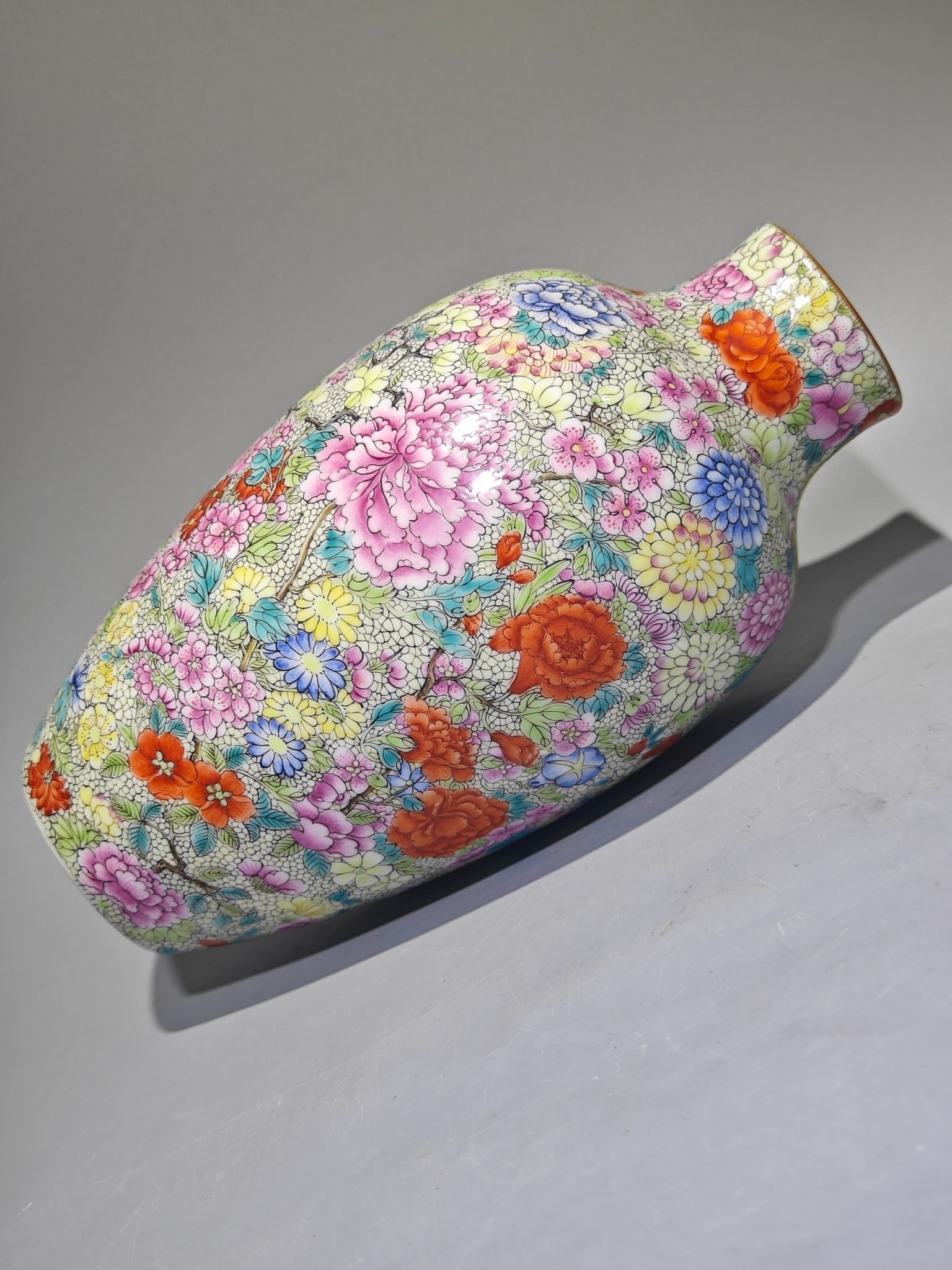 An Exquisite Enamel Flower Pattern Vase - 6