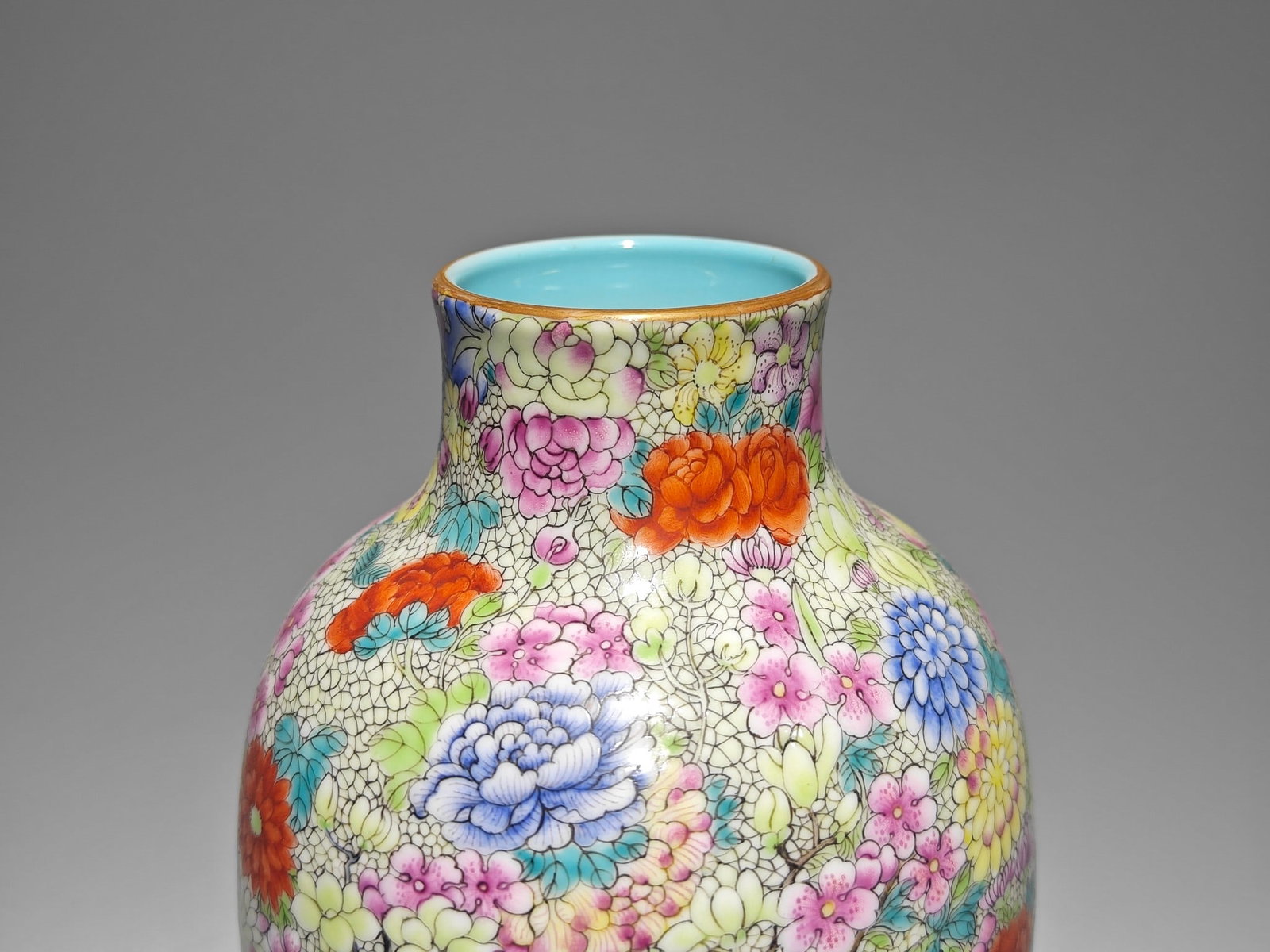 An Exquisite Enamel Flower Pattern Vase - 7