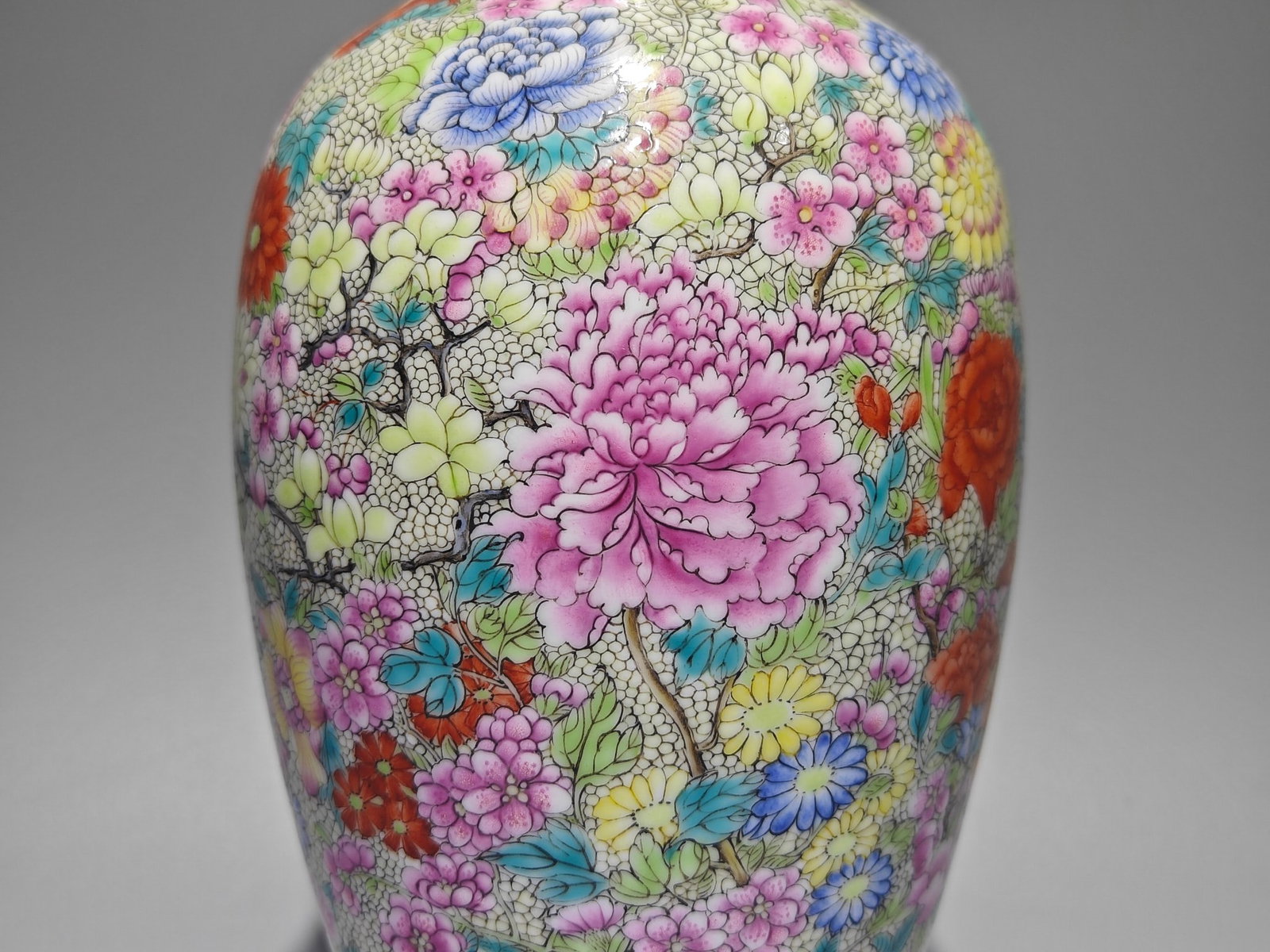 An Exquisite Enamel Flower Pattern Vase - 8