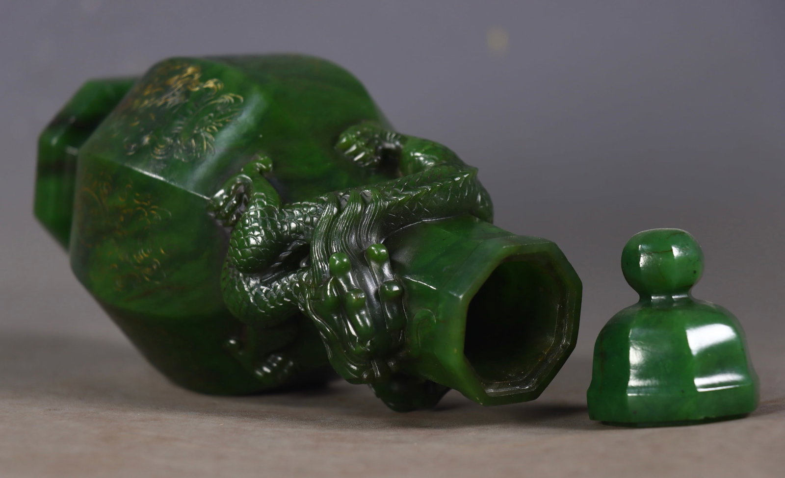 An Exquisite Jasper Dragon Pattern Vase - 8