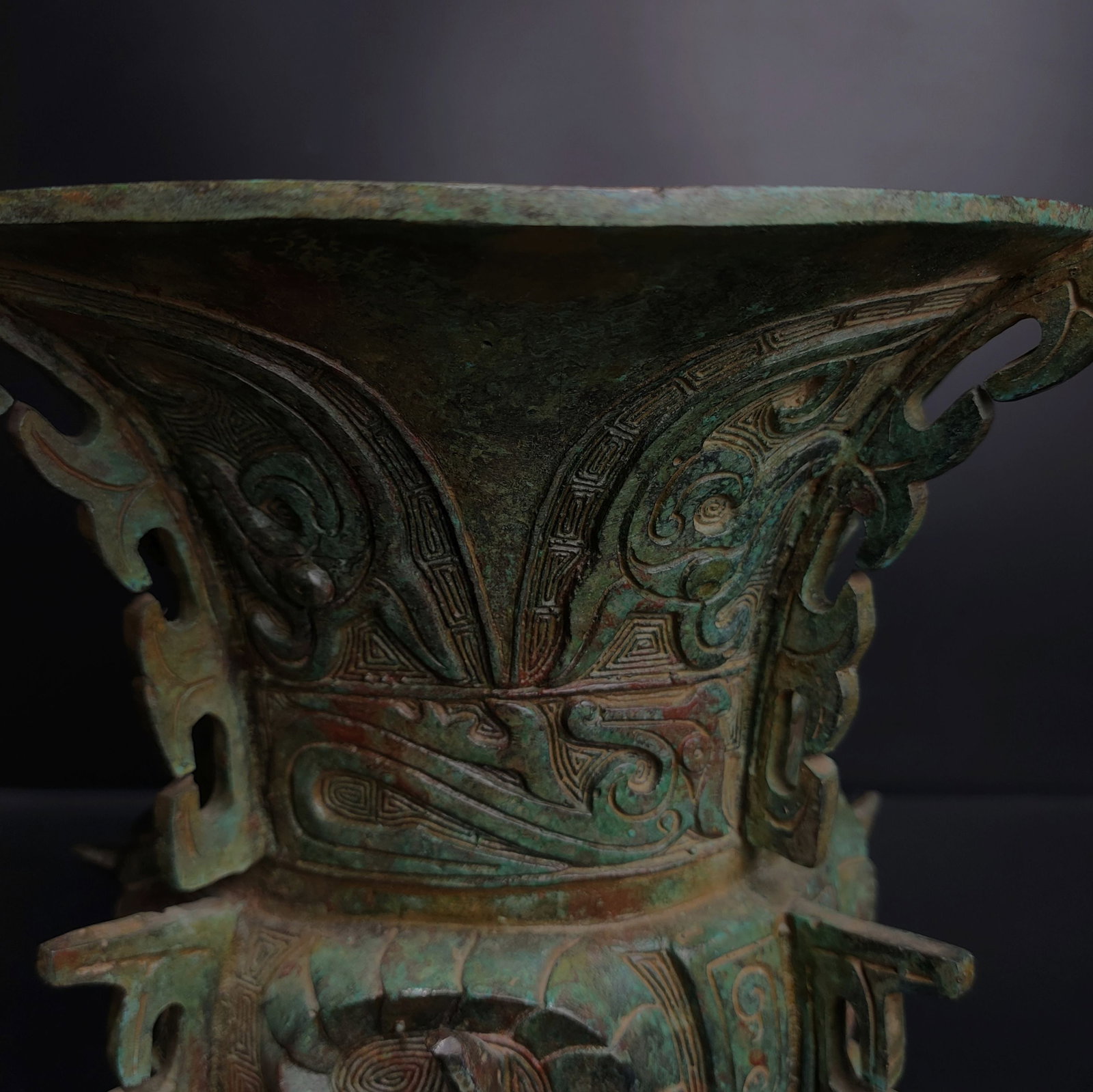 An Exquisite Bronze Beast-Face Pattern Vase - 7