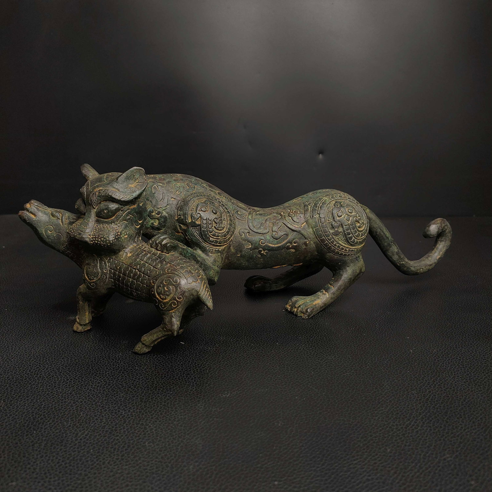 An Exquisite Bronze Auspicious Beast Ornament: An Exquisite Bronze Auspicious Beast Ornament the Warring States period in China Size:11cmx31cm Weight:1.5kg (The Dimensions Of All Batches Are Manually Measured.If You Need More Detailed