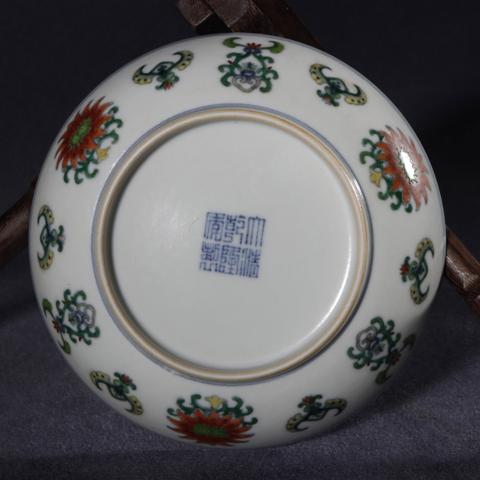 An Exquisite Doucai Flower Pattern Plate - 9