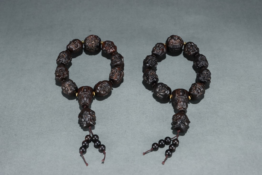 An Exquisite Eaglewood Bracelets: An Exquisite Eaglewood Bracelets Qing Dynasty, China Size:2cmx2.3cm (The Dimensions Of All Batches Are Manually Measured.If You Need More Detailed Information, Please Contact Our Customer Service Befo