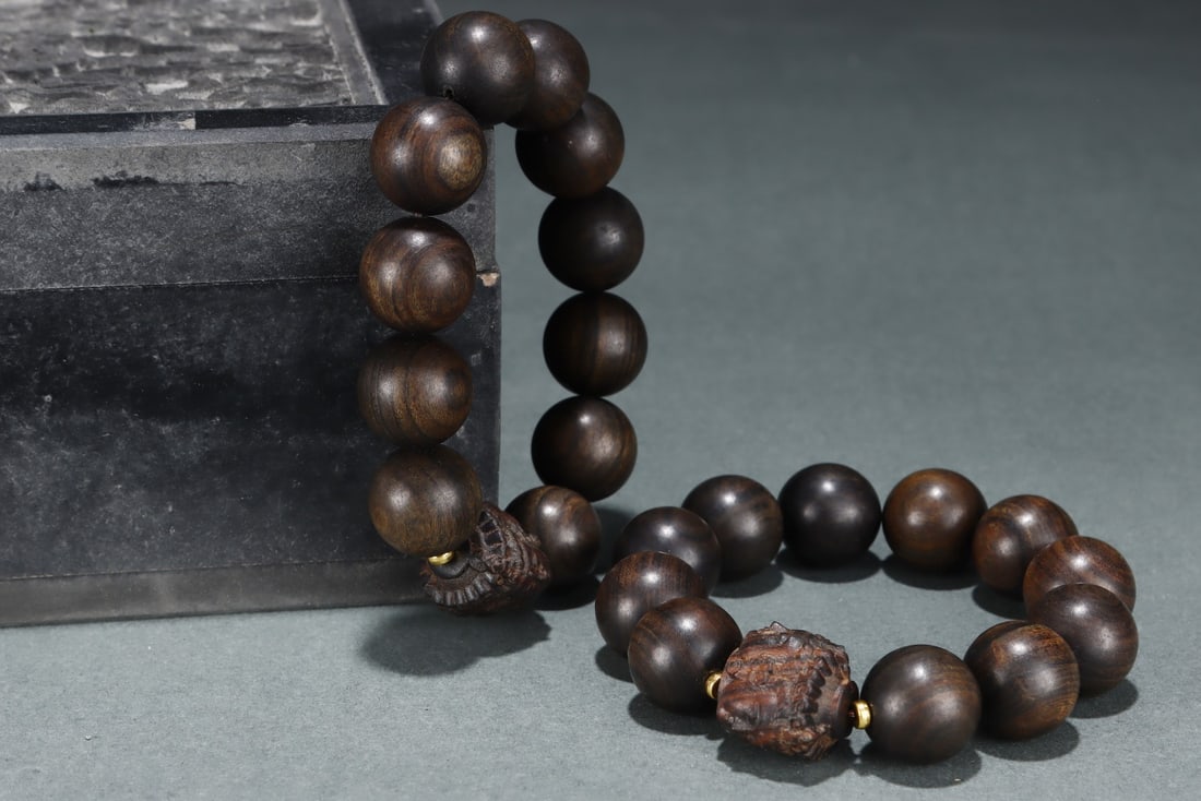 An Exquisite Eaglewood Bracelets - 4