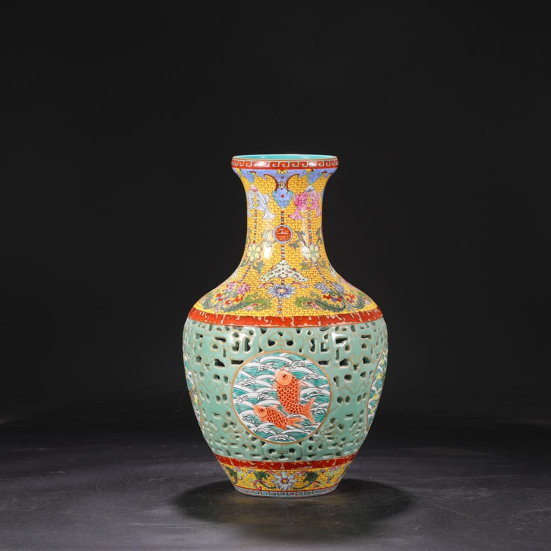 An Exquisite Enamel Lotus Pattern Fish Pattern Vase - 2
