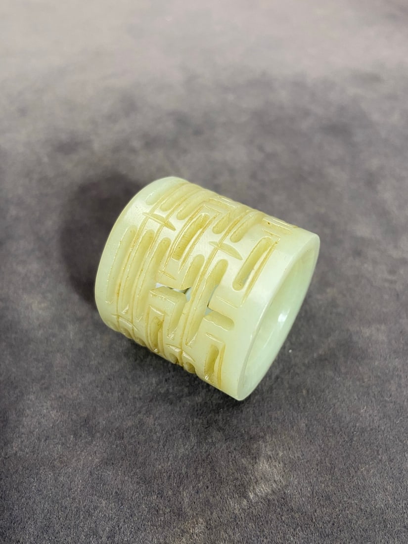 An Exquisite White Jade Ring - 2