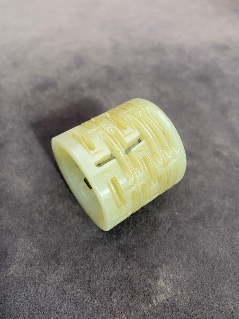 An Exquisite White Jade Ring - 3