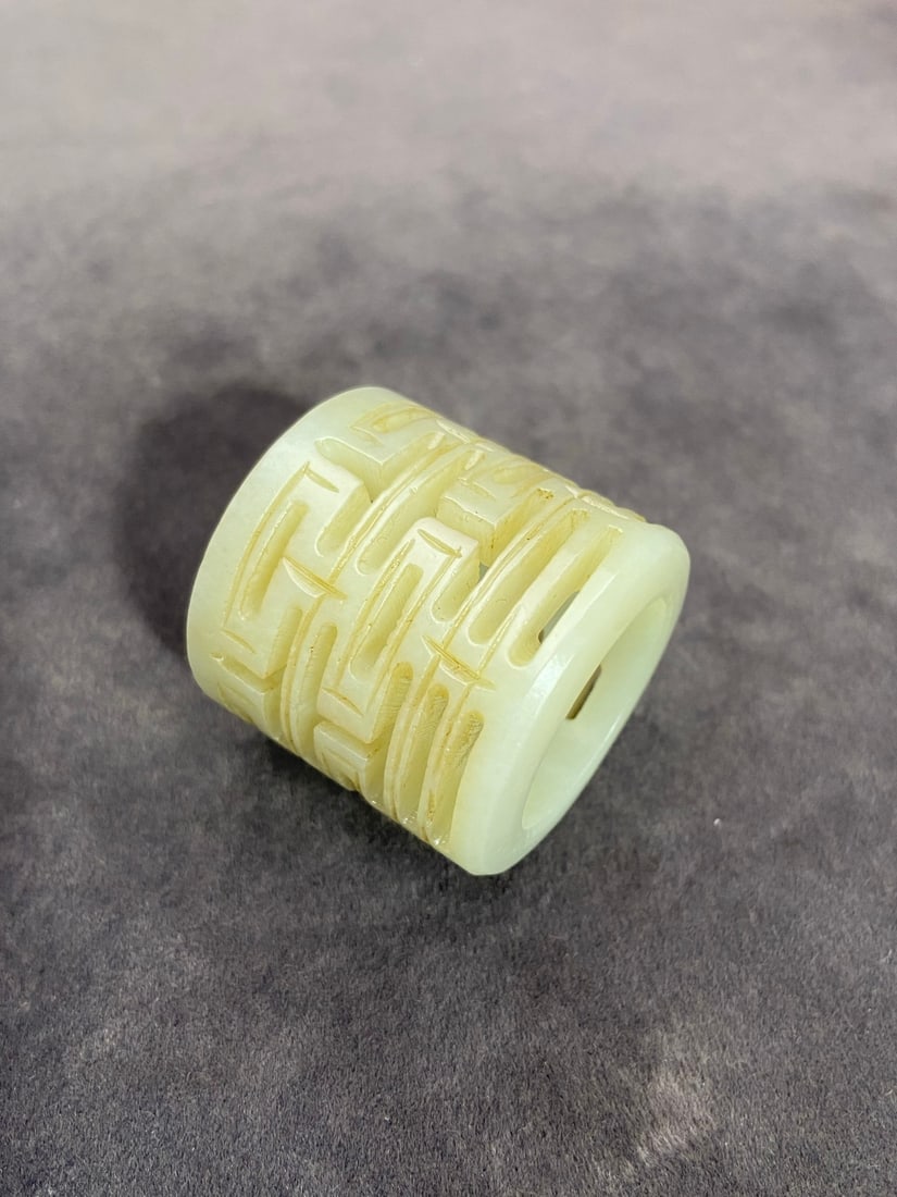 An Exquisite White Jade Ring - 4