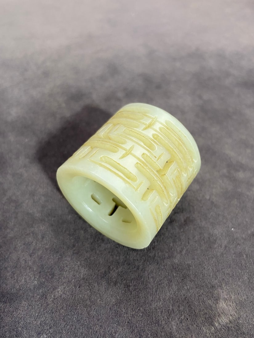 An Exquisite White Jade Ring - 5