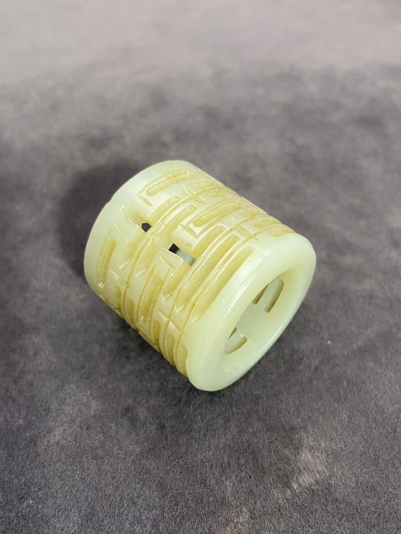 An Exquisite White Jade Ring - 6