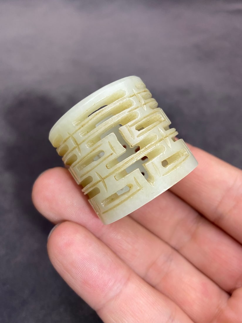 An Exquisite White Jade Ring - 8