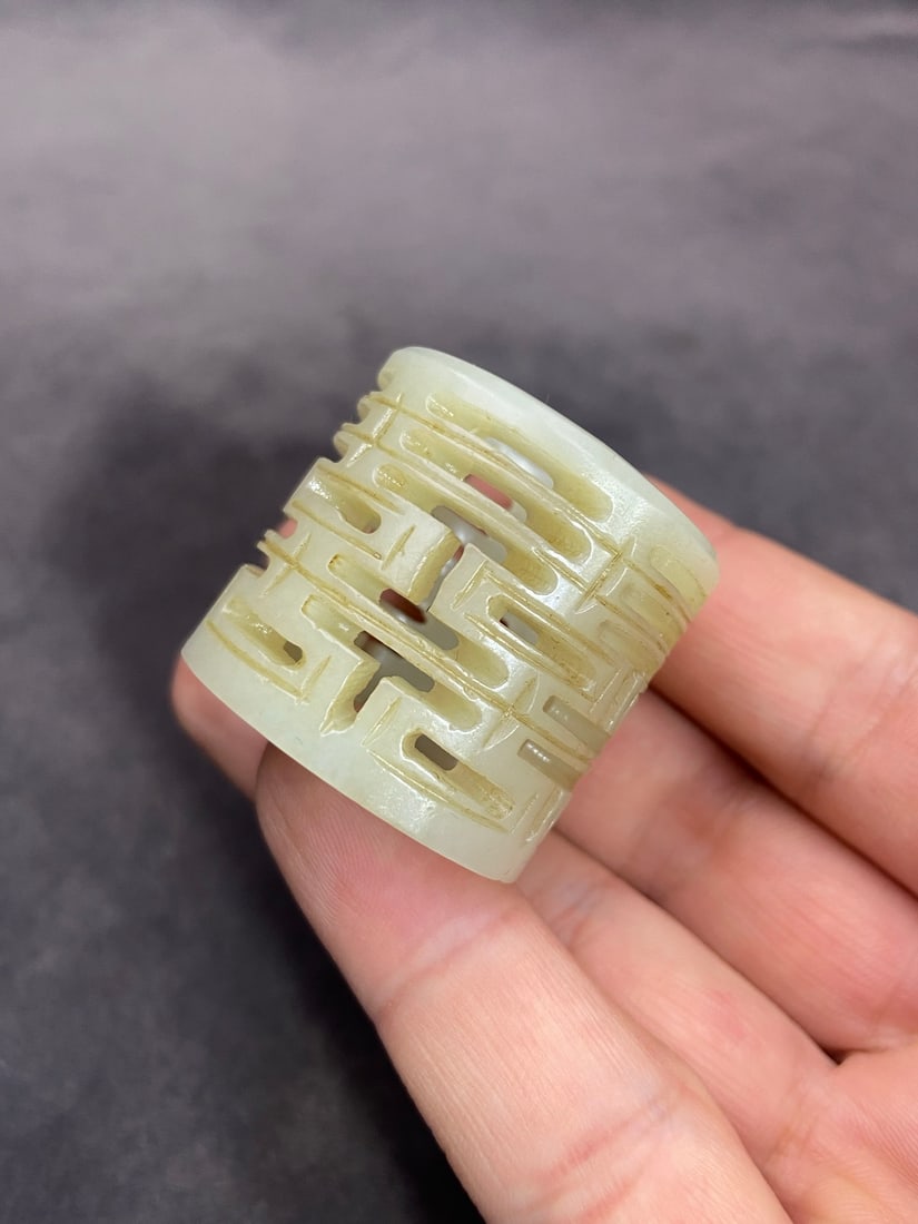 An Exquisite White Jade Ring - 9