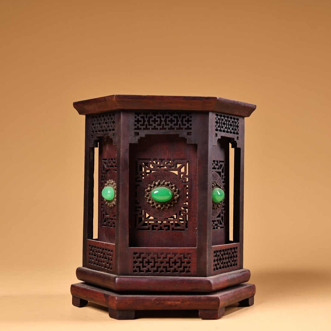 An Exquisite Redwood Inlaid Gems Brush Pot: An Exquisite Redwood Inlaid Gems Brush Pot Qing Dynasty, China Size:14cmx13cm Weight:350g (The Dimensions Of All Batches Are Manually Measured.If You Need More Detailed Information, Please Contact
