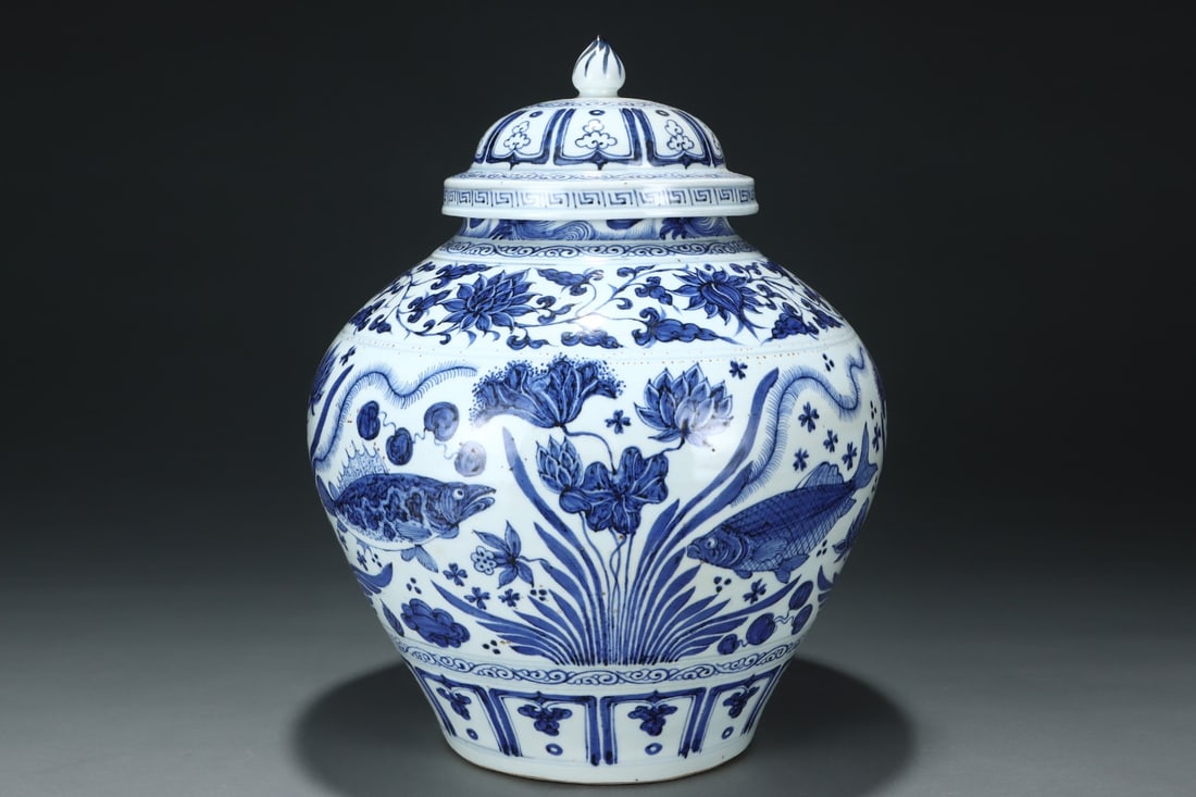An Exquisite Blue and White Fish and Lotus Pattern Lotus Pattern Jar: An Exquisite Blue and White Fish and Lotus Pattern Lotus Pattern Jar Yuan Dynasty, China Size:42cmx34.5cm (The Dimensions Of All Batches Are Manually Measured.If You Need More Detailed Information, Pl