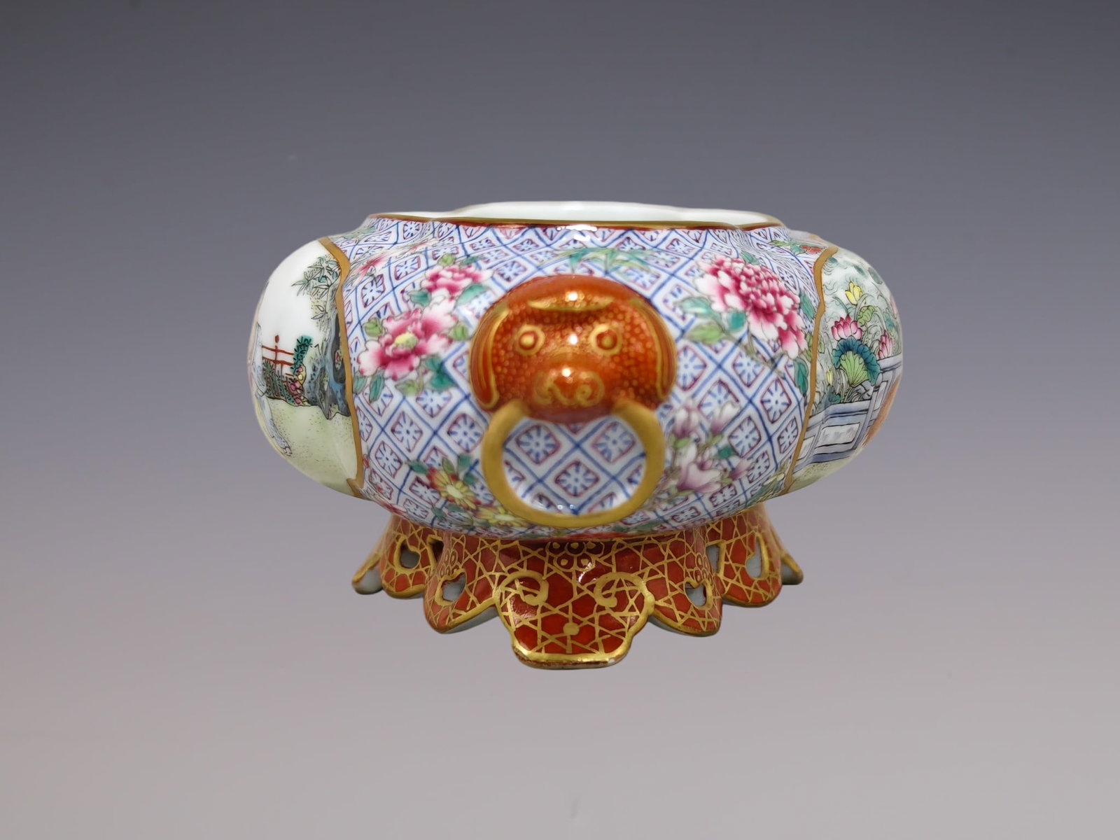 An Exquisite Ruby Red-Glazed Phoenix Pattern Lotus Pattern Double-Ears Vase - 2