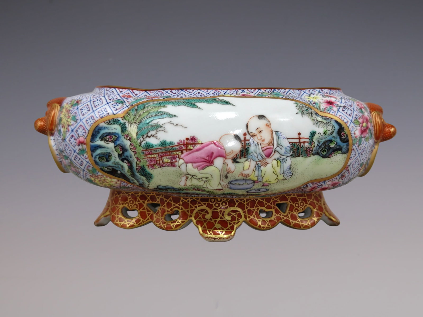 An Exquisite Ruby Red-Glazed Phoenix Pattern Lotus Pattern Double-Ears Vase - 3