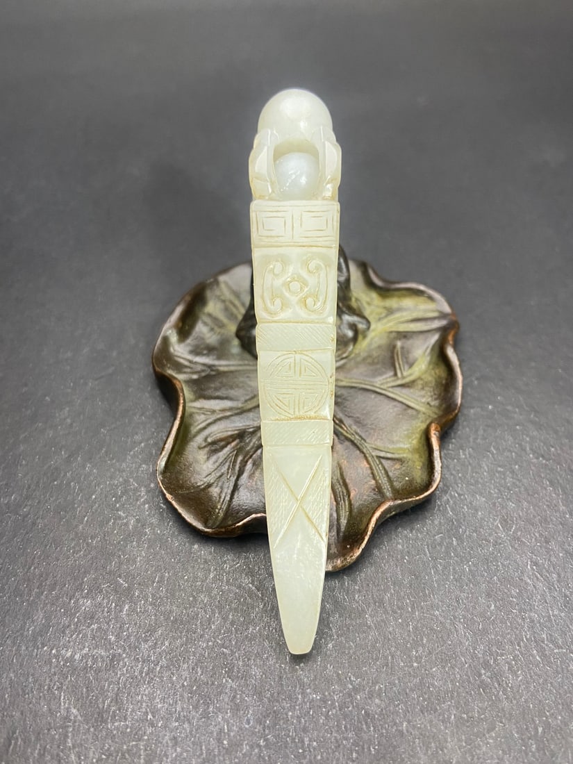 An Exquisite White Jade Vajry Pestle: An Exquisite White Jade Vajry Pestle Qing Dynasty, China Size:91mmx14.4mmx14.4mm Weight:30g (The Dimensions Of All Batches Are Manually Measured.If You Need More Detailed Information, Please Contact