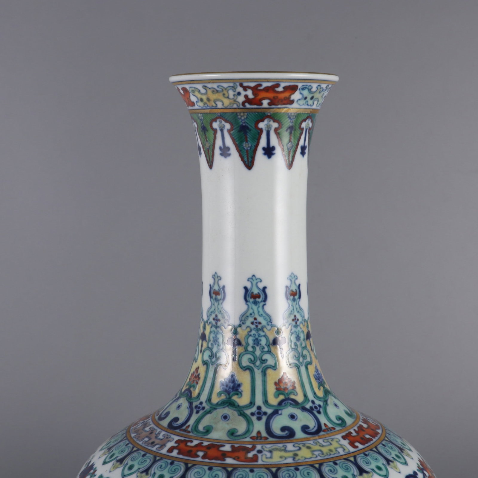 An Exquisite Doucai Lotus Pattern Phoenix Pattern Vase - 4