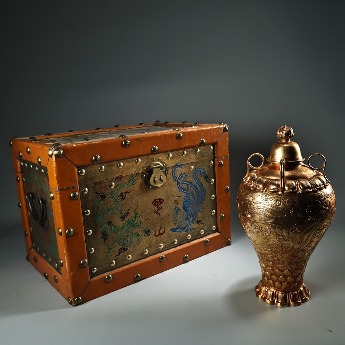 A finely crafted pure copper high-relief engraved gilt vase depicting a flying maiden: A beautifully gilded pure copper high-relief engraved flying maiden Size: H: 30cm D: 14cm W: 1.5kg (The Dimensions Of All Batches Are Manually Measured.If You Need More Detailed Information, Please
