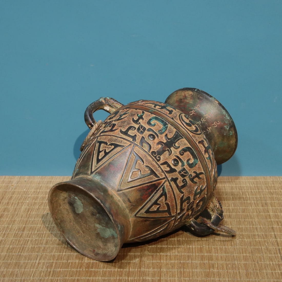 A fine bronze inscribed double-ring vase - 9