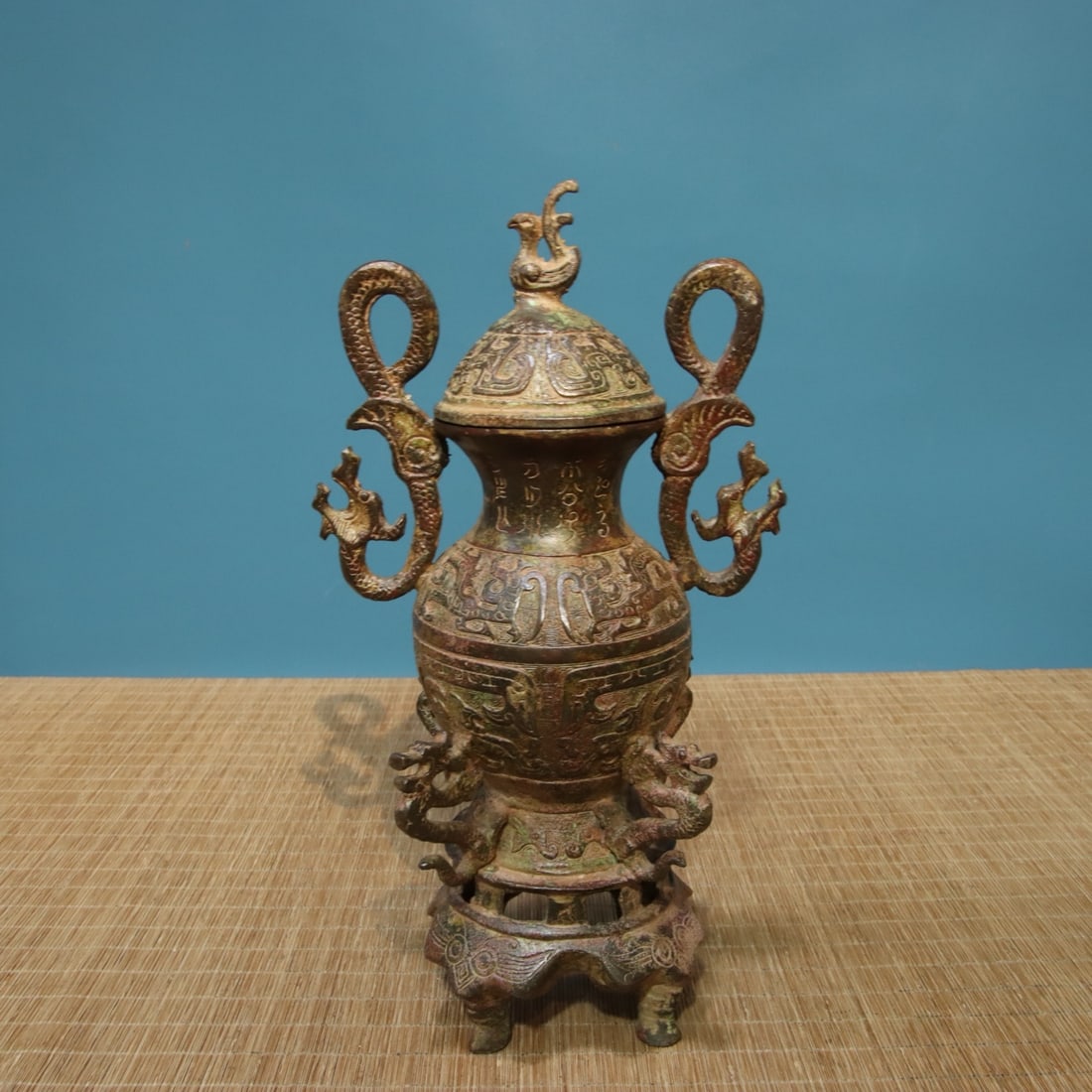 A fine bronze double dragon vase inscription: Exquisite bronze double dragon vase inscription Size:L:17cm W:11.5cm H:31.5cm W:2.1kg (The Dimensions Of All Batches Are Manually Measured.If You Need More Detailed Information, Please Contact Our Cus