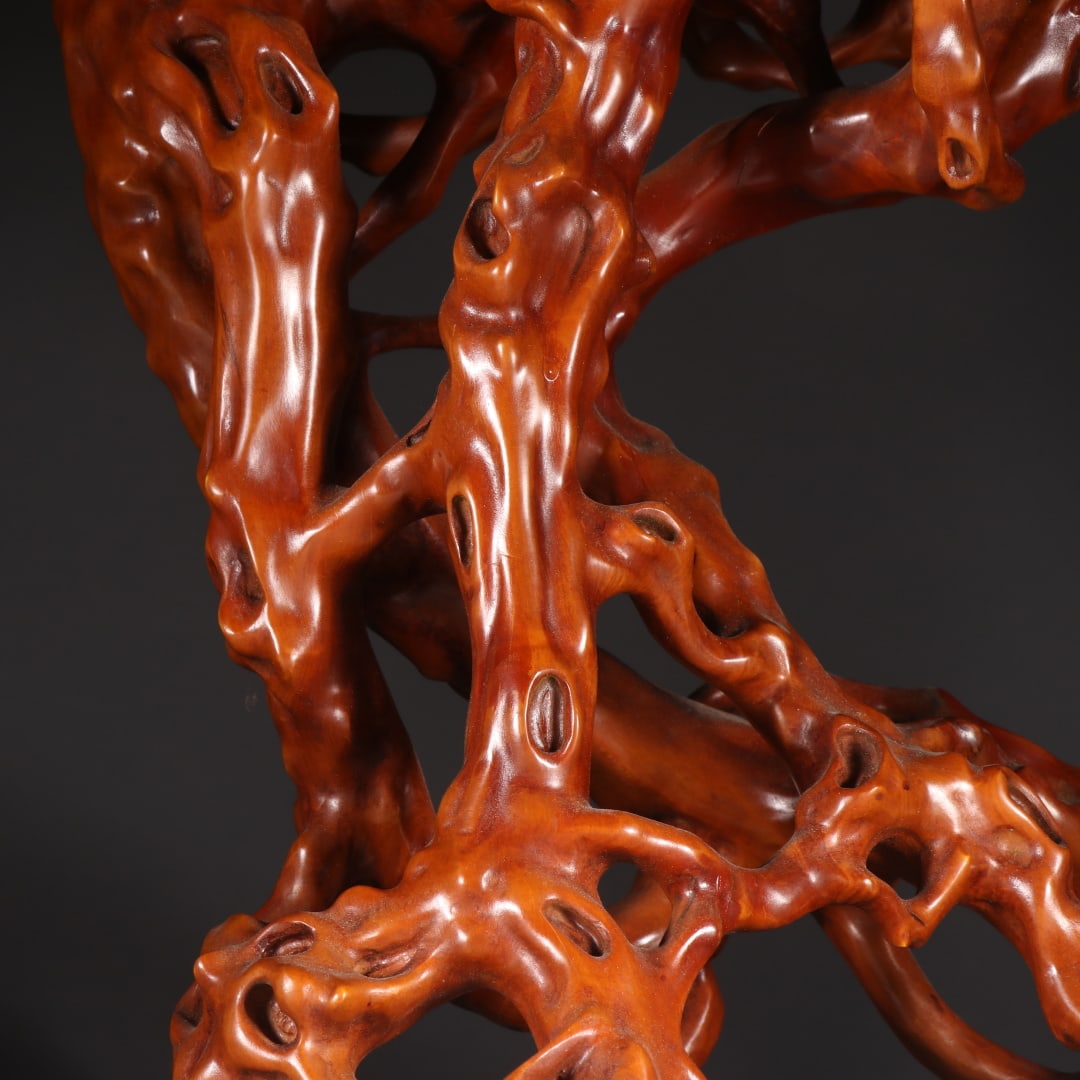 A fine boxwood interlocking base - 2