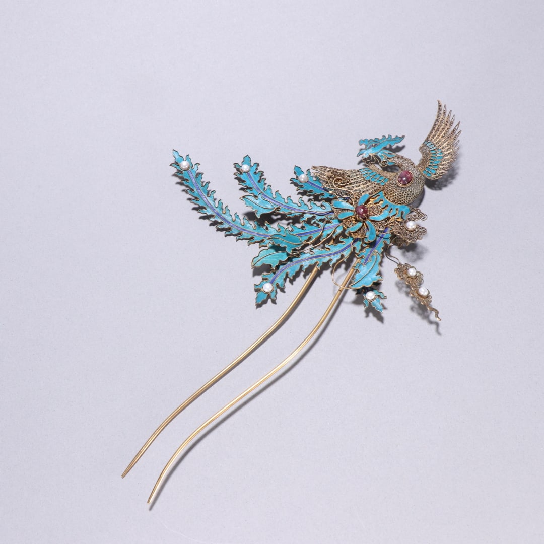 A silver gilt emerald phoenix pattern hairpin from the Qing Dynasty: Qing Dynasty silver-gilt emerald phoenix pattern hairpin Size:L:26cm W:17.3cm W:0.0517kg (The Dimensions Of All Batches Are Manually Measured.If You Need More Detailed Information, Please Contact Our 