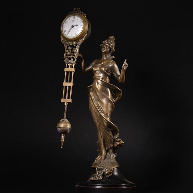 A 19th-century French bronze sculpture of the Victory Goddess Pendulum clock: A 19th-century French bronze statue of the Victory Goddess Pendulum clock Size: H:31 cm (The Dimensions Of All Batches Are Manually Measured.If You Need More Detailed Information, Please Contact Our C