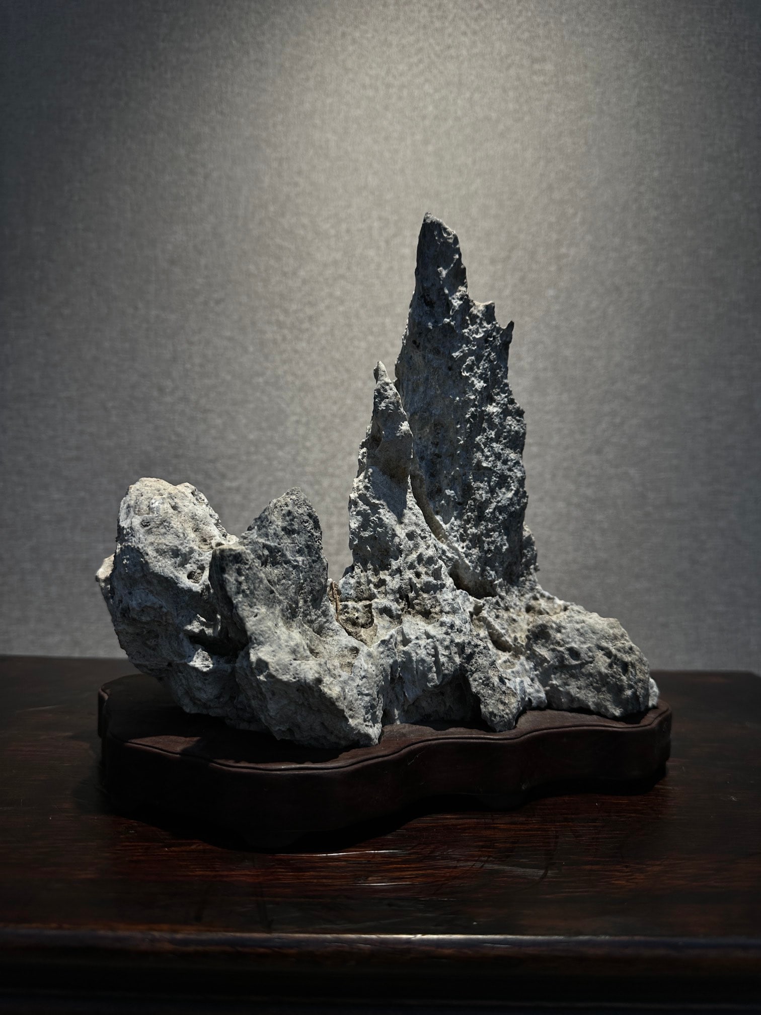 A beautiful Yingshi mountain peak: Exquisite Yingshi Peak Size: L: 23cm H: 22cm T: 11cm (The Dimensions Of All Batches Are Manually Measured.If You Need More Detailed Information, Please Contact Our Customer Service Before Bidding.)