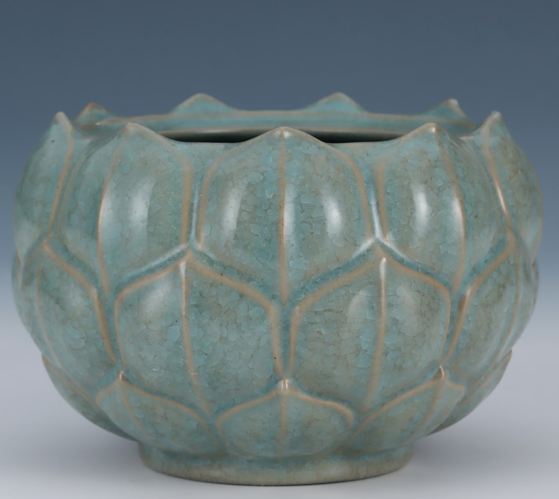 A Song Dynasty Ru kiln washer with sky-blue glaze lotus petal patterns and borneol patterns (1 of 8)