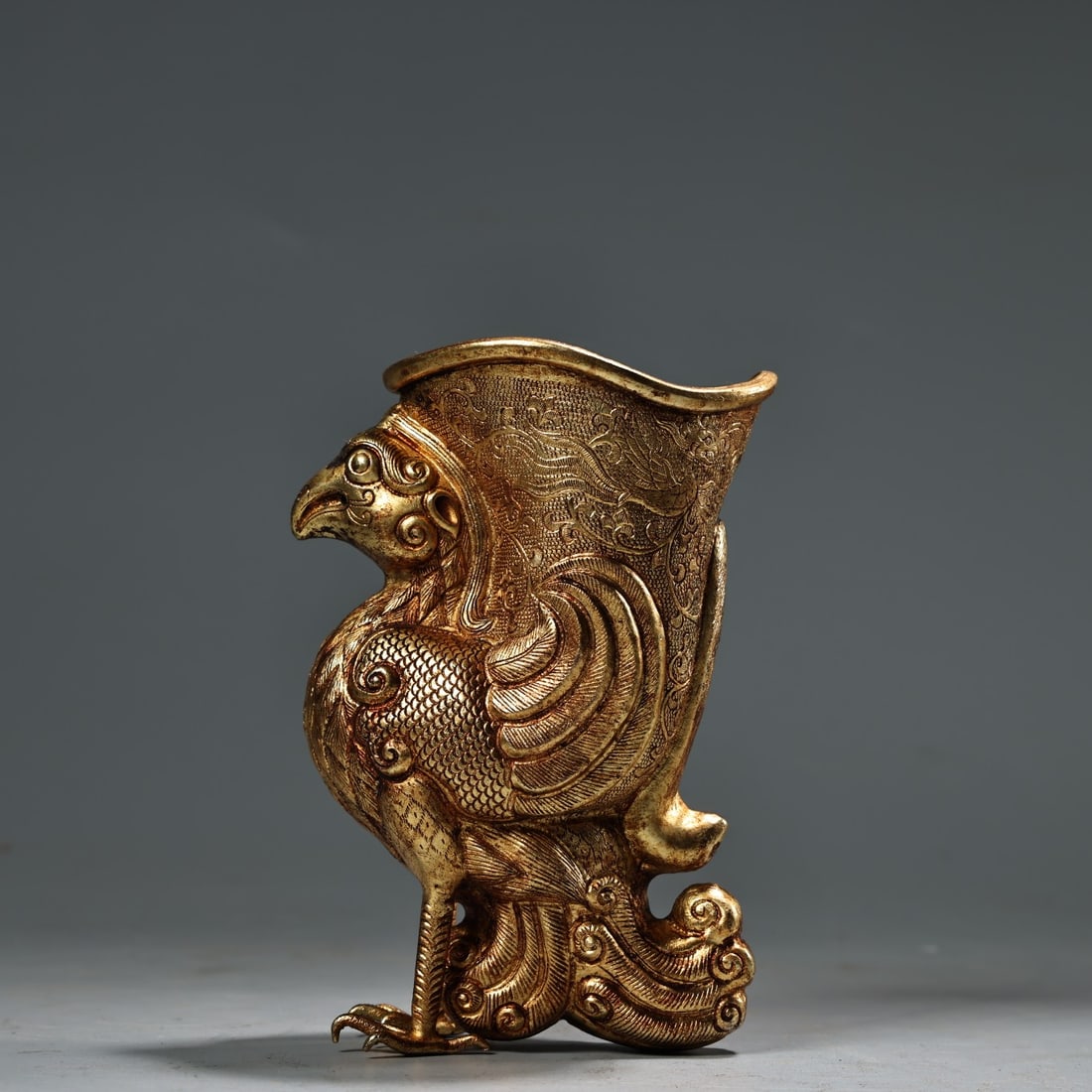 A finely crafted pure copper high-relief engraved gilt phoenix cup: Exquisite pure copper high-relief engraved gilt phoenix cup Size: H: 11 cmW: 8 cm W: 0.35 kg (The Dimensions Of All Batches Are Manually Measured.If You Need More Detailed Information, Please Contact 