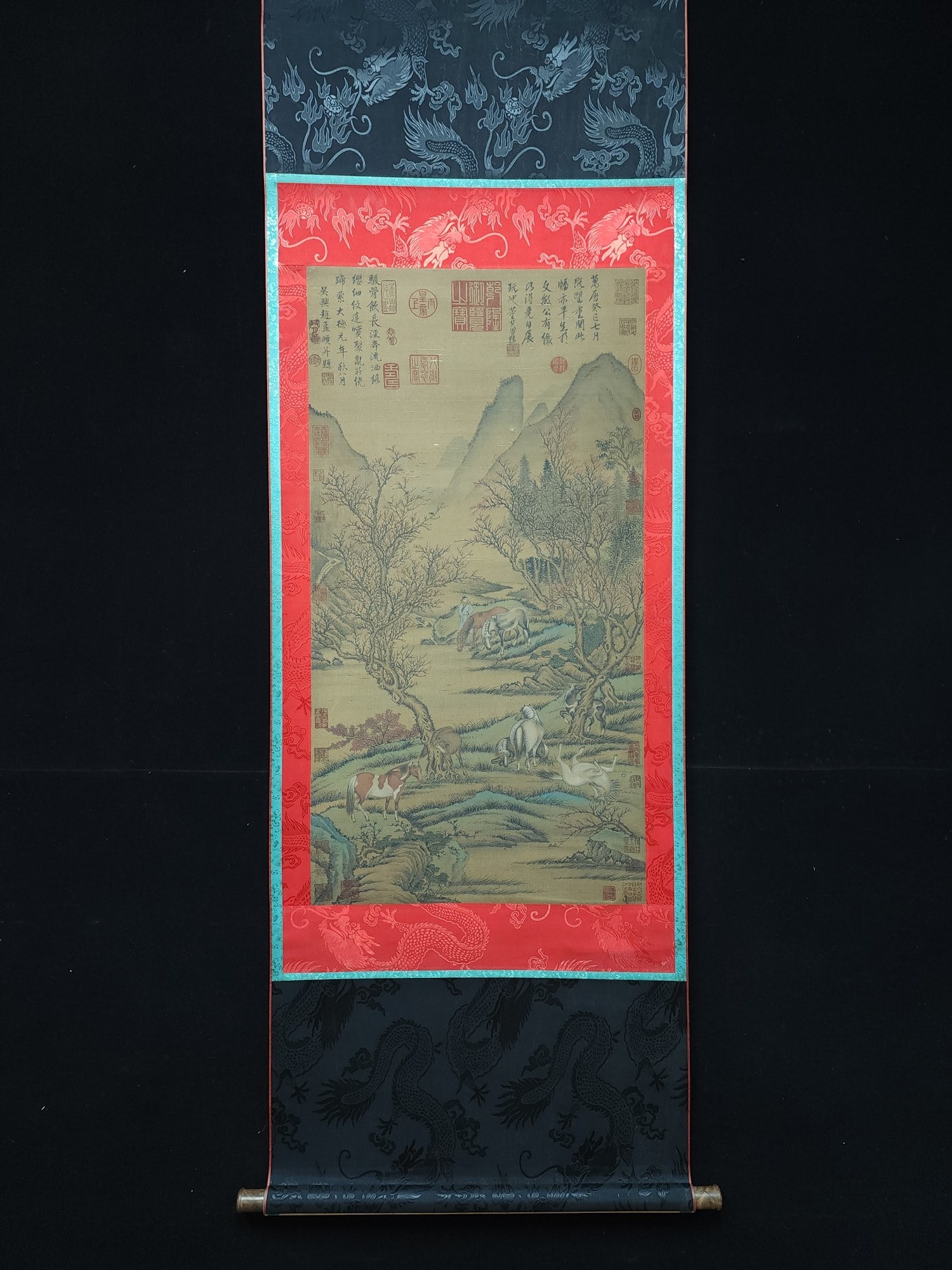 A silk painting of a drinking horse by Zhao Mengfu from the Yuan dynasty: Yuan dynasty Zhao Mengfu's silk painting of drinking horses Size: Painting core: 105x56 cm (The Dimensions Of All Batches Are Manually Measured.If You Need More Detailed Information, Please Contact Ou