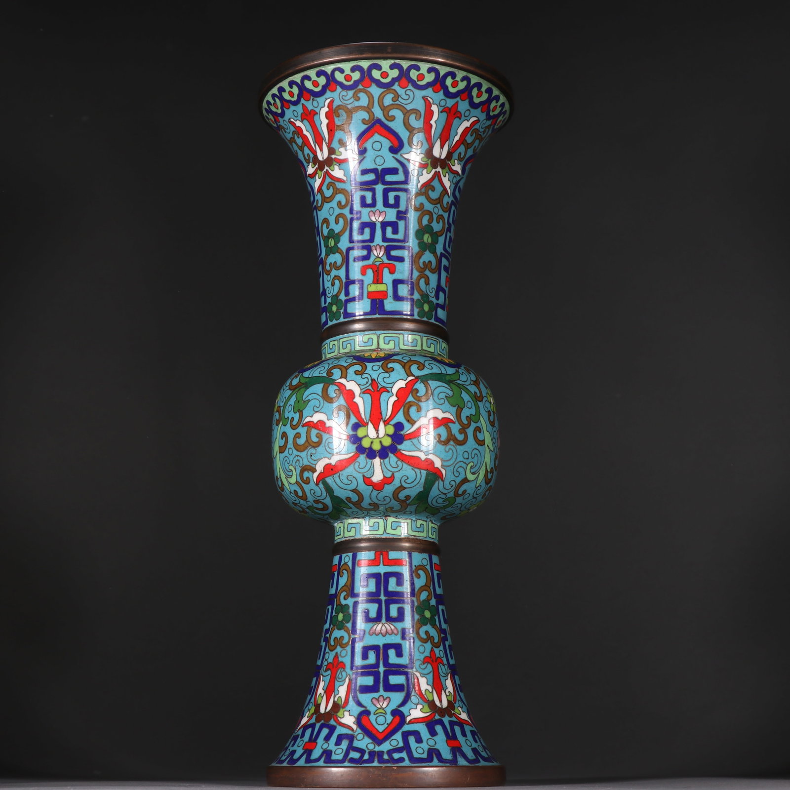 A Qing Dynasty cloisonne flower gu with entwined lotus patterns: A cloisonne flower goblet with entwined lotus patterns from the Qing Dynasty Size: H: 21.3cm W: 11.8cm W: 0.9902 kg (The Dimensions Of All Batches Are Manually Measured.If You Need More Detailed Infor